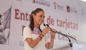 En Tabasco, Presidenta Claudia Sheinbaum entrega tarjetas de la Beca Rita Cetina para Uniformes y Útiles a estudiantes de primaria