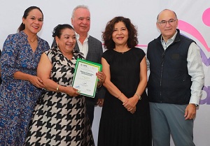 Enrique Galindo premia a maestros destacados