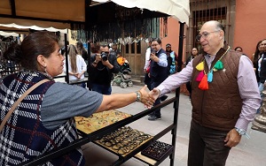 Enrique Galindo embellece el Centro y dignifica al comercio del callejón de San Francisco