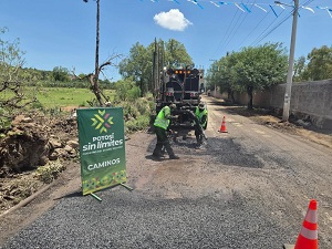 Gobierno Estatal mejora camino hacia Armadillo de los Infantes