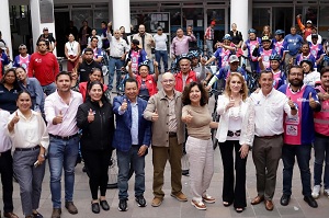 Enrique Galindo entrega bicicletas a personal operativo como estímulo a su importante labor