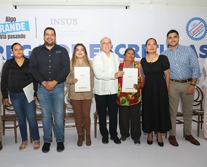 Certeza jurídica a familias potosinas, Enrique Galindo entrega escrituras de vivienda
