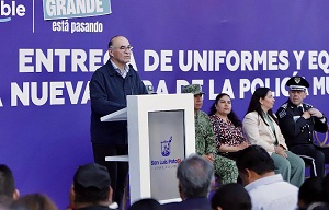 Enrique Galindo fortalece a la Policía de la Capital, entrega nuevos uniformes y equipamiento