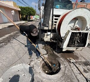 Interapas mantiene limpieza de drenajes ante la temporada de lluvias