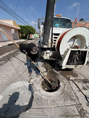 Interapas mantiene limpieza de drenajes ante la temporada de lluvias