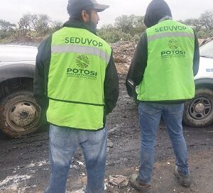 Policía de la Capital detiene a empleados de SEDUVOP cuando tiraban desechos de manera clandestina