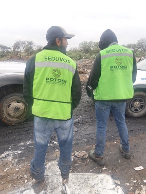 Policía de la Capital detiene a empleados de SEDUVOP cuando tiraban desechos de manera clandestina